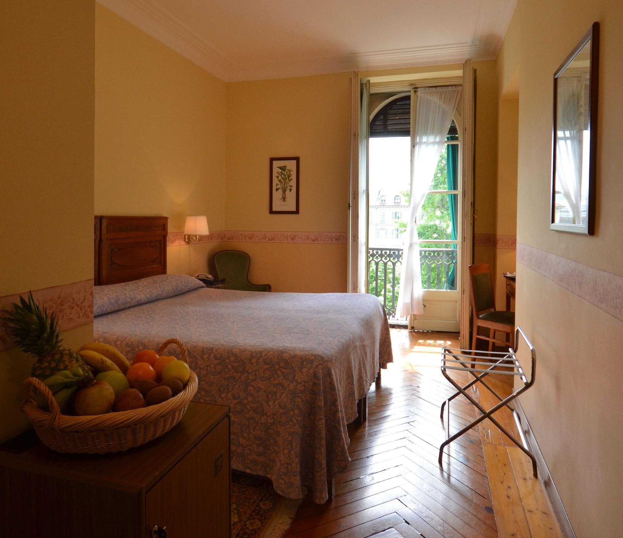 Roma E Rocca Cavour 3*
